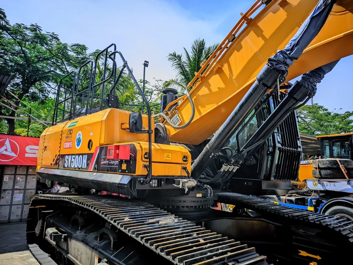 Excavator cabin, guard and access details — SANY SY 365H, view 4
