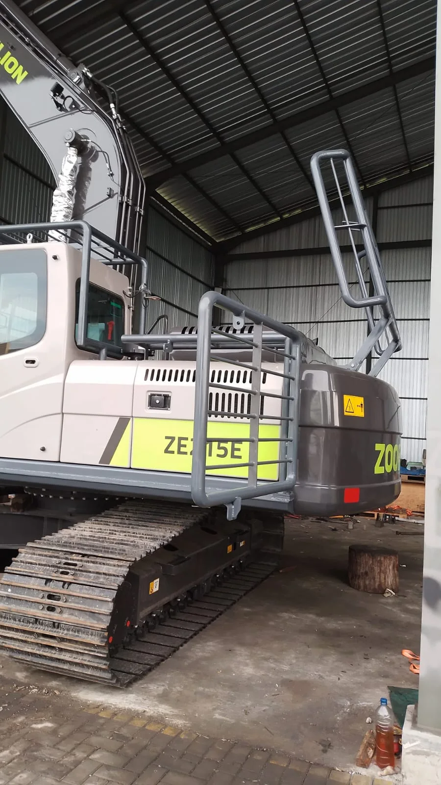 Excavator cabin, guard and access details — Zoomlion ZE215E, view 1