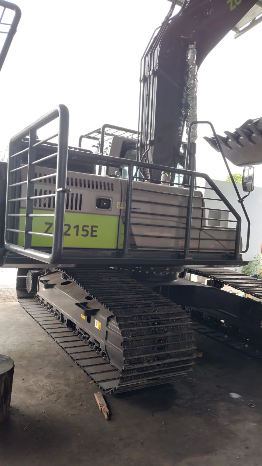 Excavator cabin, guard and access details — Zoomlion ZE215E, view 2