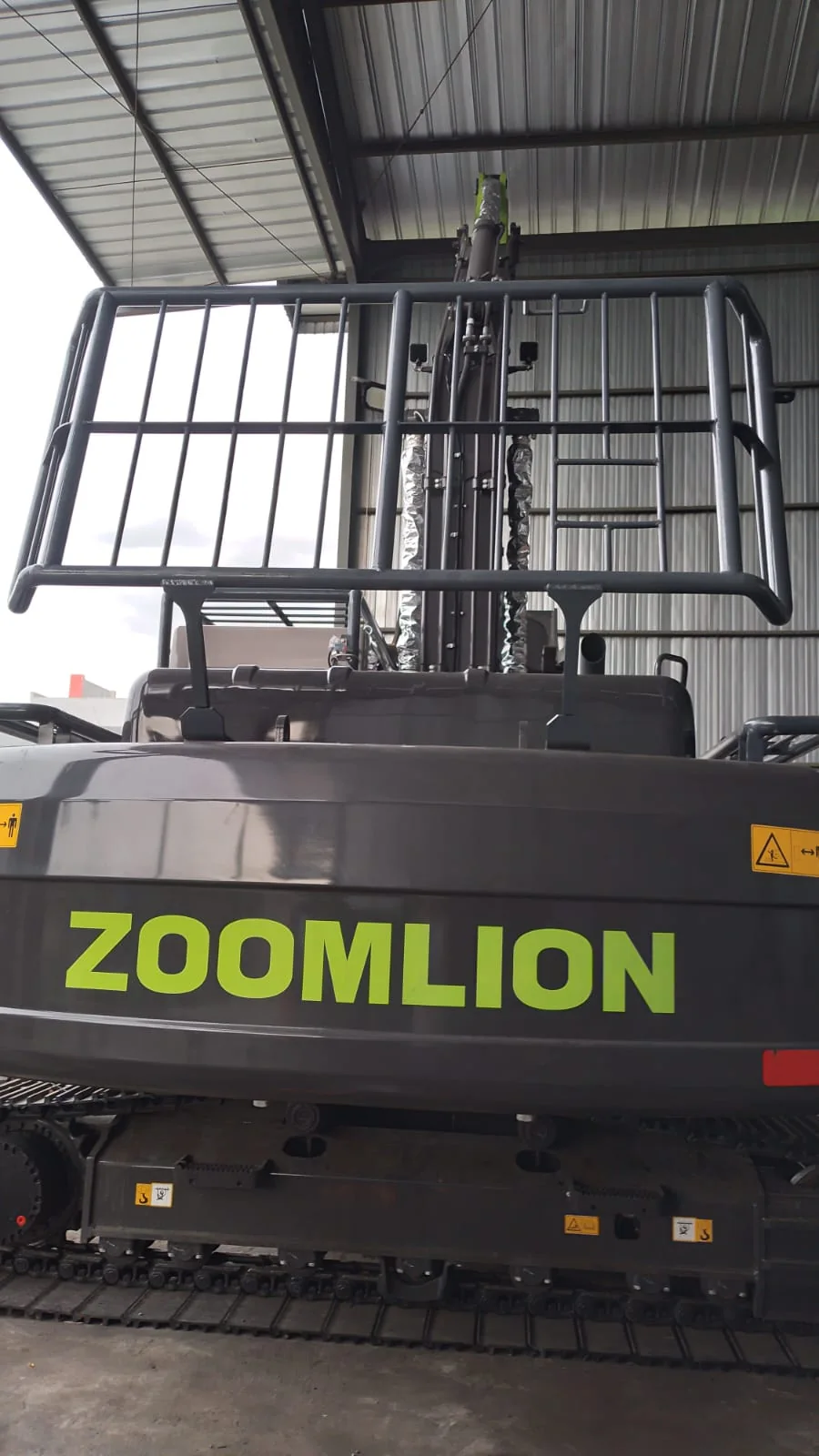 Excavator cabin, guard and access details — Zoomlion ZE215E, view 4