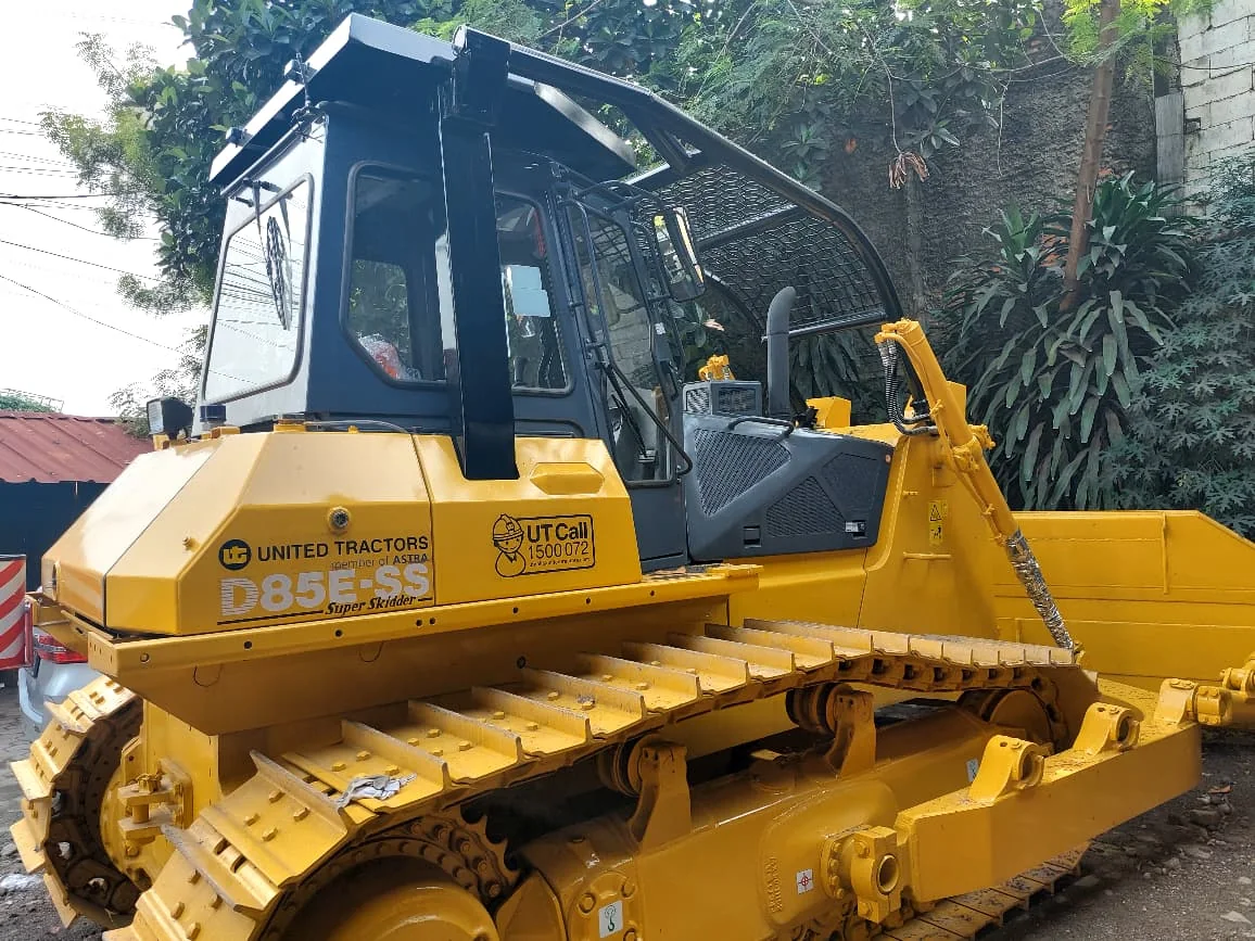 Exterior operator cabin and tracked machine — Komatsu D85E-SS, view 5