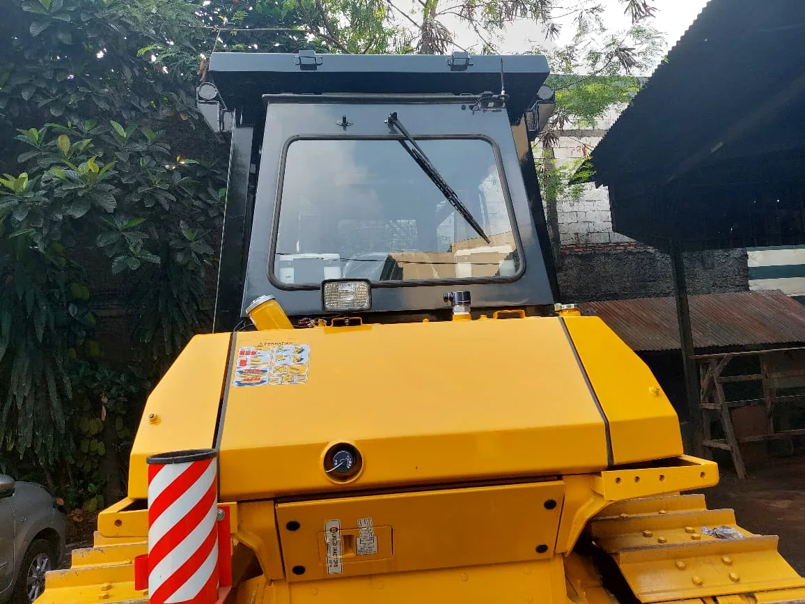Exterior operator cabin and tracked machine — Komatsu D85E-SS, view 1