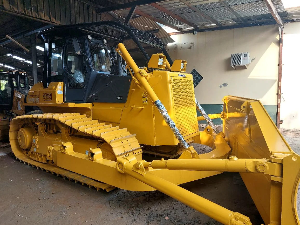 Exterior operator cabin and tracked machine — Komatsu D85E-SS, view 3