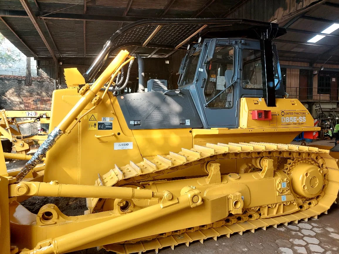 Exterior operator cabin and tracked machine — Komatsu D85E-SS, view 4